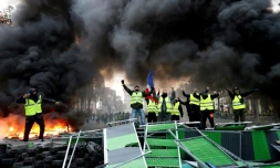 Barricade improvisée par des "gilets jaunes" sur les Champs Elysées à Paris, le 24 novembre 2018