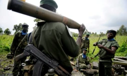 Des artilleurs congolais prĂšs de Goma, dans l'est de la RDC le 8 novembre 2008