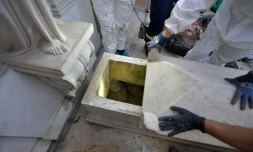 Ouverture d'une des deux tombes dans la Cimetière teutonique du Vatican le 11 juillet 2019, sur une pohoto fournie par le Vatican 