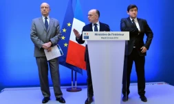 Bernard Cazeneuve (c.) lors d'une conférence de presse a Paris, le 22 mars 2016