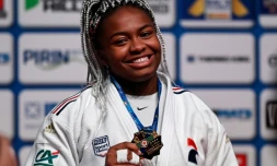 La Française Romane Dicko pose avec sa médaille d'or, après avoir remporté sa troisième couronne continentale (+78 kg) en battant en finale l'Israélienne Raz Hershko aux Championnats d'Europe de judo, le 1er mai 2022 à Sofia