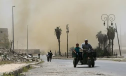 De la fumée au-dessus d'un quartier d'Alep aprÚs des frappes aériennes, le 26 avril 2016