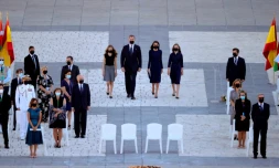 La famille royale espagnole (G à D: la princesse Léonor, le roi Felipe VI, la reine Letizia, et la princesse Sofia) assistent à une cérémonie d'hommages aux victimes du Covid-19 à Madrid, le 16 juillet 2020