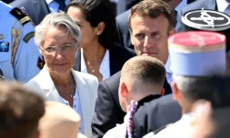 La Première ministre Elisabeth Borne et le président Emmanuel Macron saluent les participants au défilé, le 14 juillet 2022 à Paris 