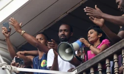 La ministre de l'Outre-mer Ericka Bareigts s'adresse à la foule depuis le balcon de la préfecture de Cayenne, en Guyanne, le 30 mars 2017