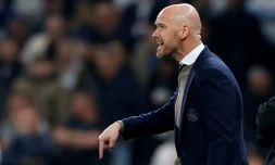 L'entraĂźneur de l'Ajax Amsterdam Erik ten Hag donne des instructions lors du match contre Tottenham en demies aller de C1, le 30 avril 2019 Ă Londres