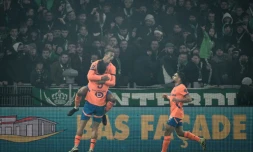 L'attaquant de l'OM Mason Greenwood (de face) fête son but contre Saint-Etienne avec ses coéquipiers, le 8 décembre à Geoffroy-Guichard