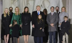 Donald Trump entouré de sa famille au Lincoln Memorial pour le concert inaugural de l'investiture, le 19 janvier 2017 à Washington 