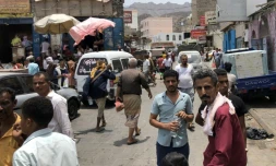 Des Yéménites marchent dans un marché à Aden deuxiÚme ville du pays tenue par le gouvernement yéménite, le 11 août 2019, à la suite d'affrontements entre les forces progouvernementales et des séparatistes sudistes