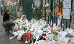 AprĂšs les hommages et le recueillement, retour Ă l'enquĂȘte: deux proches du jihadiste Radouane Lakdim, qui a assassinĂ© quatre personnes dans l'Aude, Ă©taient toujours lundi en garde Ă vue, la compagne du tueur Ă©tant, comme lui, fichĂ©e pour radicalisation.