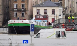 Une camionnette est immergée dans l'eau au port de Redon, en Ille-et-vilaine, après de fortes inondations, le 29 janvier 2025