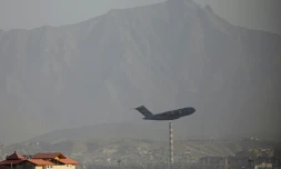 Un avion militaire américain décolle de l'aéroport militaire de Kaboul, le 27 août 2021