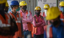 Des ouvriers attendent d'être testés pour le Covid-19 à Mumbai (Inde) le 25 février 2021.