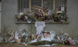 Des fleurs des messages et des portraits le 16 juin 2026 sur un silo agricole où a été retrouvé le corps de Lyhanna, à  Puycasquier, dans le Gers