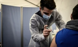 Un homme reçoit une dose de vaccin anti-Covid Pfizer-BioNTech au centre de vaccination Gerland à Lyon, le 27 novembre 2021