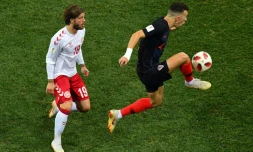 Le milieu danois Lasse Schone (g) et l'attaquant croate Ivan Perisic lors des 8e de finale du Mondial le 1er juillet 2018