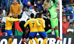 Le gardien d'Epinal Jérome Idir capte la balle lors du 16e de finale de Coupe de France face à la Saint-Pierroise, le 18 janvier 2020 à Epinal