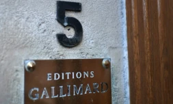 La plaque à l'entrée du siÚge des éditions Gallimard à Paris le 12 février 2020