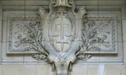 Détail en relief d'un mur du palais de justice de Paris, le 2 novembre 2015