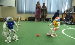 Des étudiants pakistanais membres de l'équipe de robotique observent leurs robots en plein match à l'université de sciences et de technologie d'Islamabad, le 9 mai 2016