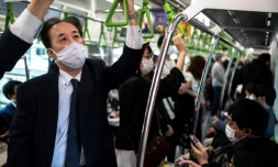Des personnes dans un train à Tokyo le 23 avril 2021, avant la déclaration d'un nouvel état d'urgence lié au coronavirus qui devrait couvrir plus tard dans la journée les régions de Tokyo, Osaka, Kyoto et Hyogo.
