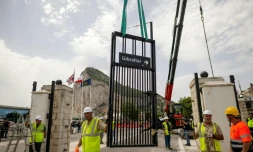Des ouvriers démontent la clôture frontalière entre l'Espagne et le territoire britannique de Gibraltar, au poste-frontière de La Línea de la Concepción, le 15 juillet 2026 dans le sud de l'Espagne