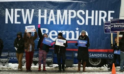 Des militants pro Bernie Sanders interpellent les passants dans une rue de Manchester (New Hampshire), le 8 février 2016