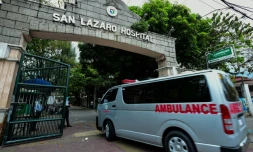 Une ambulance franchit le portail de l'hôpital San Lazaro, le 2 février 2020 à Manille, aux Philippines