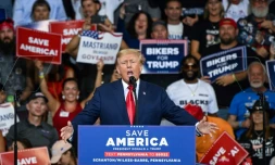 L'ancien président américain Donald Trump lors d'un discours de campagne pour les élections de mi-mandat, au Mohegan Sun Arena à Wilkes-Barre (Pennsylvanie), le 3 septembre 2022
