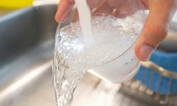 La qualité de l'eau, polluée par les nitrates, les métaux lourds et les microplastiques, est devenue "une crise invisible" qui touche pays riches comme pays pauvres