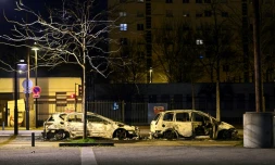 Voitures calcinées après les violences urbaines, le 6 mars 2021 à Bron, en banlieue lyonnaise