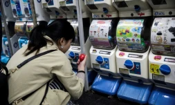 Ringardes, les capsules avec des mini-jouets surprise Ă l'intĂ©rieur? Pas au Japon, oĂč ces gadgets sont montĂ©s en gamme pour sĂ©duire les adultes.
