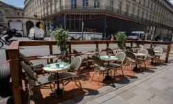 Une terrasse de restaurant à Paris, le 7 mai 2021, alors fermée pour cause de restrictions liées à l'épidémie de coronavirus