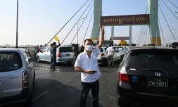 Blocage d'un pont pendant une manifestation anti-coup d'Etat à Rangoun, le 17 février 2021