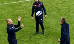 L'entraîneur des avants du XV de France Yannick Bru (g) lors d'une séance d'entraînement des Bleus à Marcoussis, le 1er novembre 2017