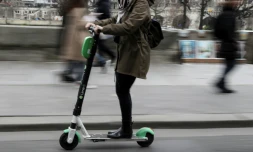 Une femme sur une trottinette électrique dans une rue de Paris, le 3 mars 2019