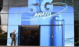 Devant l'entrée de l'immeuble où se déroulent les enchères pour le déploiement de la 5G au Brésil, le 4 novembre 2021 à Brasilia