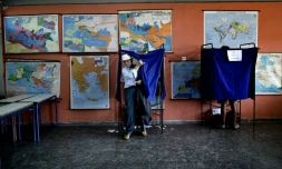 Un électeur sort de l'isoloir dans un bureau de vote d'Athènes, le 20 septembre 2015