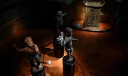 Quelques-unes des 26 oeuvres du Bénin qui seront restituées à ce pays sont montrées le 10 septembre 2021 au musée du Quai Branly