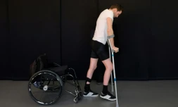 Gert-Jan Oskam effectue quelques pas Ă l'hĂŽpital universitaire de Lausanne, en avril 2018 (photo transmise par l'Ecole Polytechnique et le CHU de Lausanne le 31 octobre 2018)