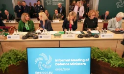 La ministre irlandaise de la Défense et des Affaires étrangères Helen McEntee (c), la secrétaire générale adjointe de l'Otan Radmila Šekerinska (2e à d) et la vice-présidente de la Commission européenne Kaja Kallas (2e à g) à Wicklow, en Irlande, le 1er septembre 2026