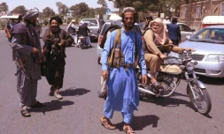 Des combattants talibans patrouillent dans une rue de Herat en Afghanistan le 14 août 2021
