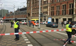 Un cordon policier devant la gare centrale d'Amsterdam, le 31 août 2018