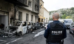 Des véhicules de police incendiés devant le commissariat de Cavaillon (Vaucluse) le 9 octobre 2024