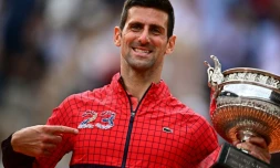 Le Serbe Novak Djokovic avec la coupe du vainqueur de Roland-Garros le 11 jin 2023 Ă Paris