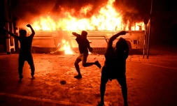 Un bus incendié pendant une manifestation devant le domicile du président, le 31 mars 2022 à Colombo, au Sri Lanka