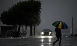Pluie à Arcachon (Gironde), avant l'arrivée sur l'ouest de la France de la tempête Ciaran, le 1er novembre 2023