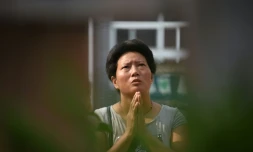 Une croyante prie pendant une messe dans la cathédrale catholique d'Anyang en Chine, le 12 août 2018