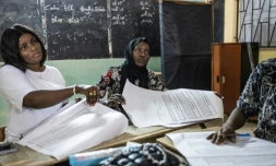 Le décompte des voix à l'issue des législatives, le 31 juillet 2022 à Dakar, au Sénégal