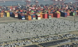 Des voitures en attente d'exportation au terminal à conteneurs de Longtan du port de Nanjing, dans la province du Jiangsu, le 14 janvier 2026 en Chine